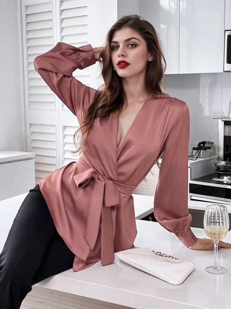 She pairs this 1940s Solid Surplice V-Neck Silky Blouse with confidence and 1940s charm