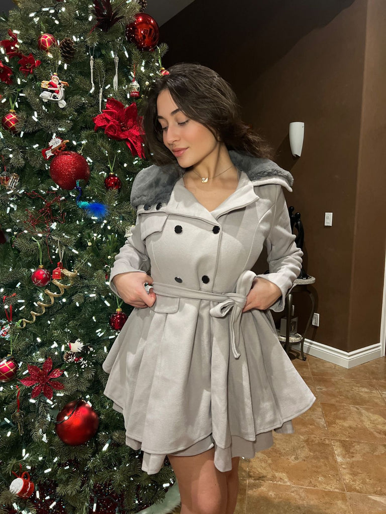 She throws on this 1950s Fur Collar Waisted Winter Coat and the city feels like 1950s Paris