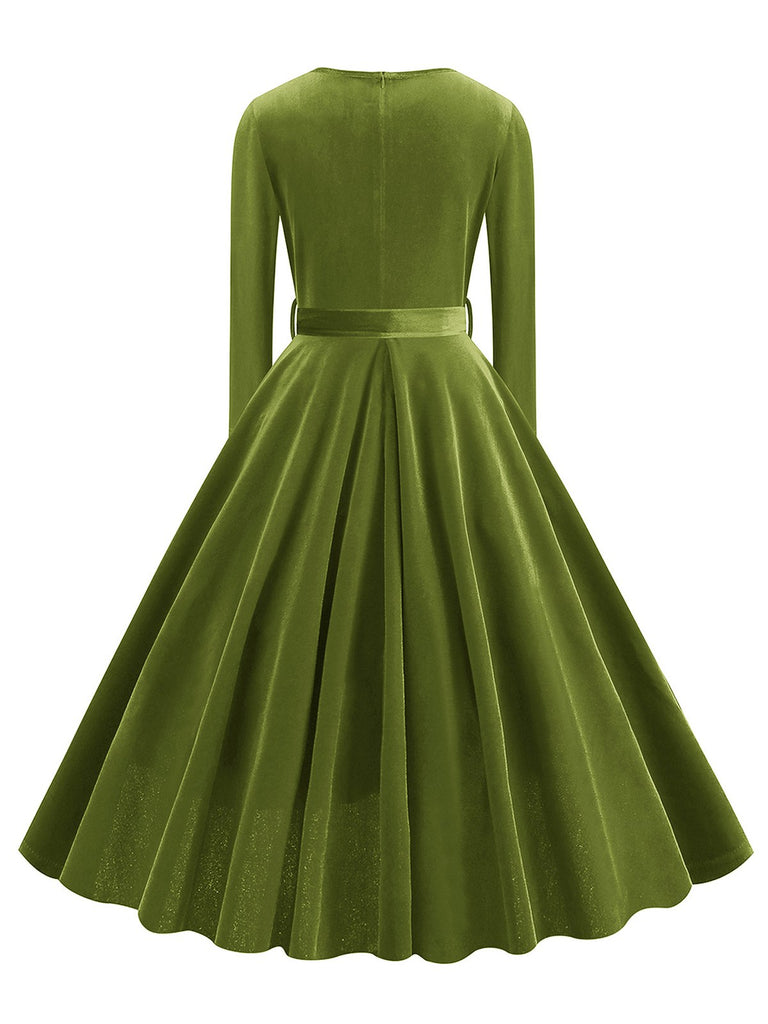 This 1950s Solid Velvet V-Neck Swing Dress wraps her in 1950s elegance, one twirl at a time