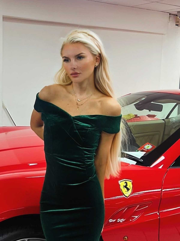 She slips into this 1960s Off Shoulder Velvet Bodycon Dress and suddenly it's a 1960s daydream