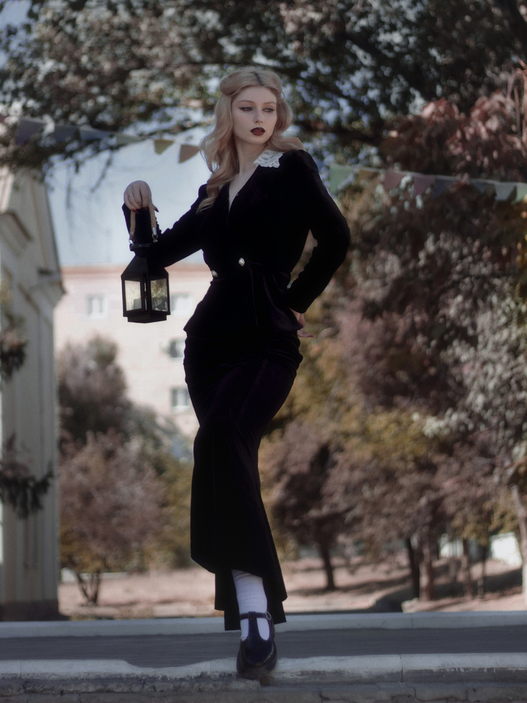 She pairs this 2PCS 1930s Solid Velvet Top & Mermaid Skirt with confidence and 1930s charm