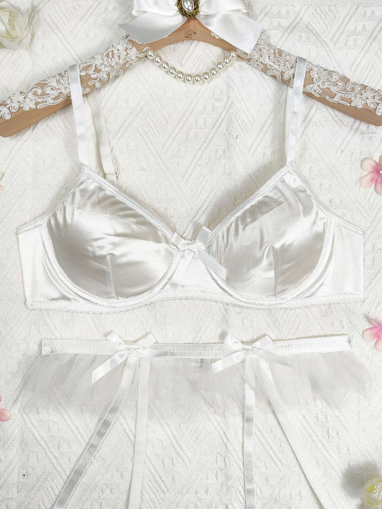 This 3PCS 1950s Satin Garter Belt Lingerie Sets is 1950s romance against her skin