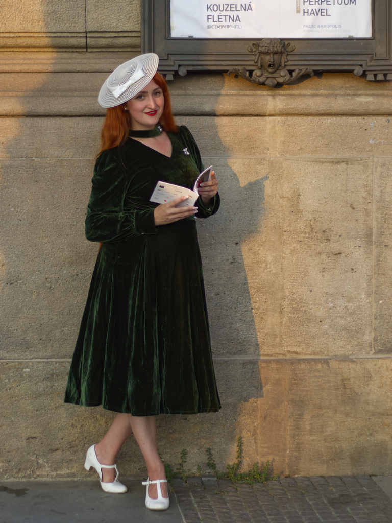 Green 1950s Keyhole V-Neck Pearl Velvet Dress