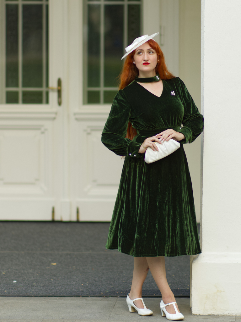 Green 1950s Keyhole V-Neck Pearl Velvet Dress