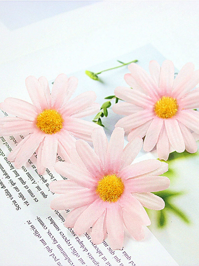 Daisy Flower Hair Clip: beautiful vintage fashion, retro style, classic elegance with timeless appeal