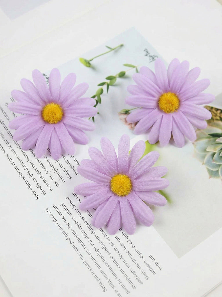 Daisy Flower Hair Clip: beautiful vintage fashion, retro style, classic elegance with timeless appeal