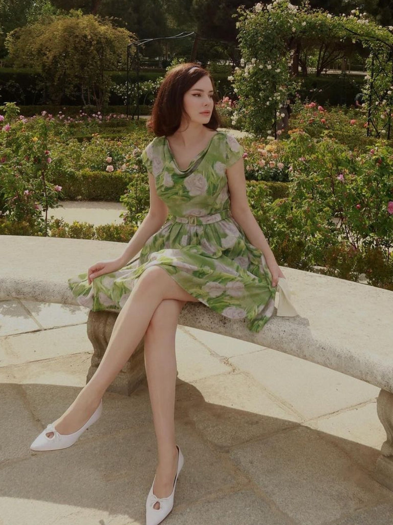 She slips into this Green 1960s Oil-Painting Rose Dress and suddenly it's a 1960s daydream