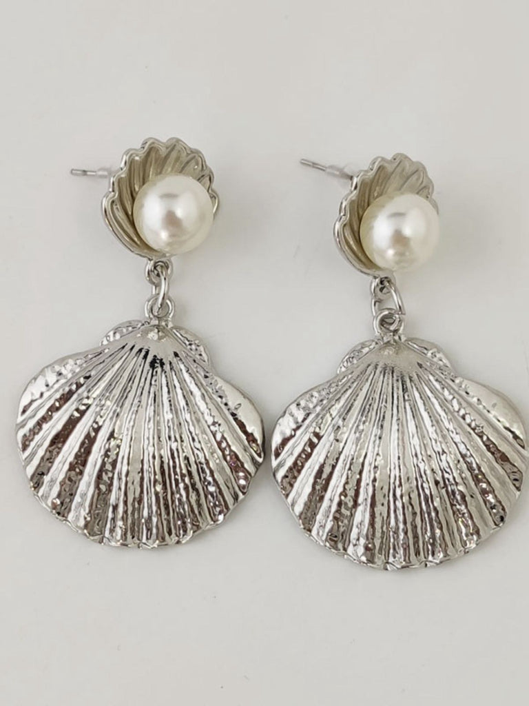 She adds this Shell Earrings and suddenly it's vintage perfection