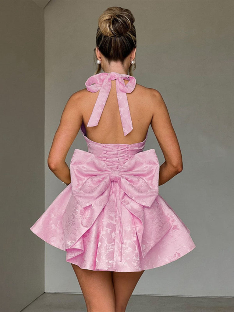 This Pink 1960s Back Bow Jacquard Floral Dress wraps her in 1960s elegance, one twirl at a time