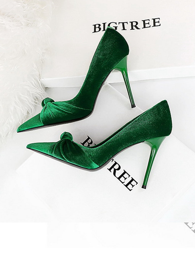 She finds her vintage story in this Pointed Toe Velvet Stiletto Heels Shoes
