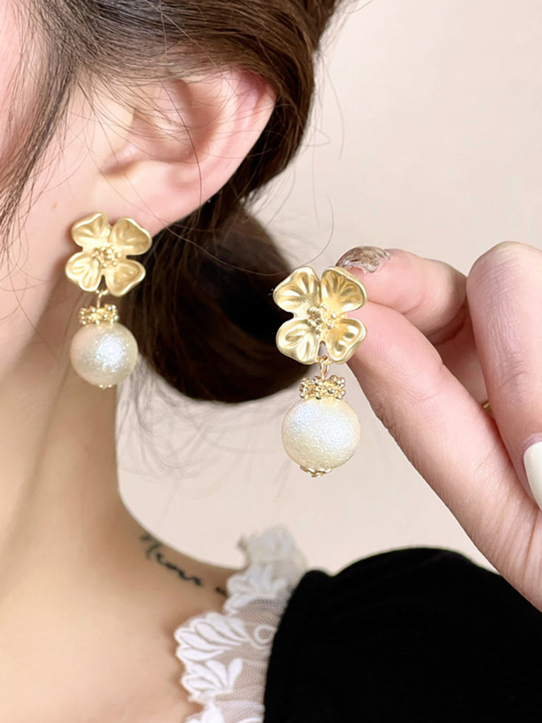 She adds this Retro Alloy Flower Pearl Earrings and suddenly it's 1950s perfection
