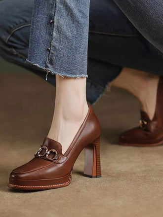 She finds her 1950s story in this Retro Brown Faux Leather Chuny High Heels