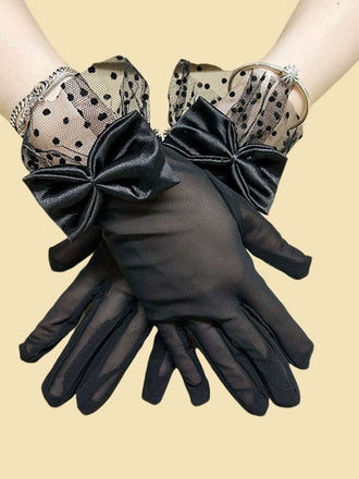 She adds this Retro Dots Mesh Bow Sheer Gloves and suddenly it's 1950s perfection