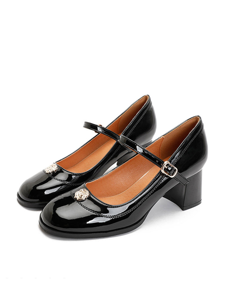 She finds her vintage story in this Round Toe Patent Leather Mid-Heeled Shoes