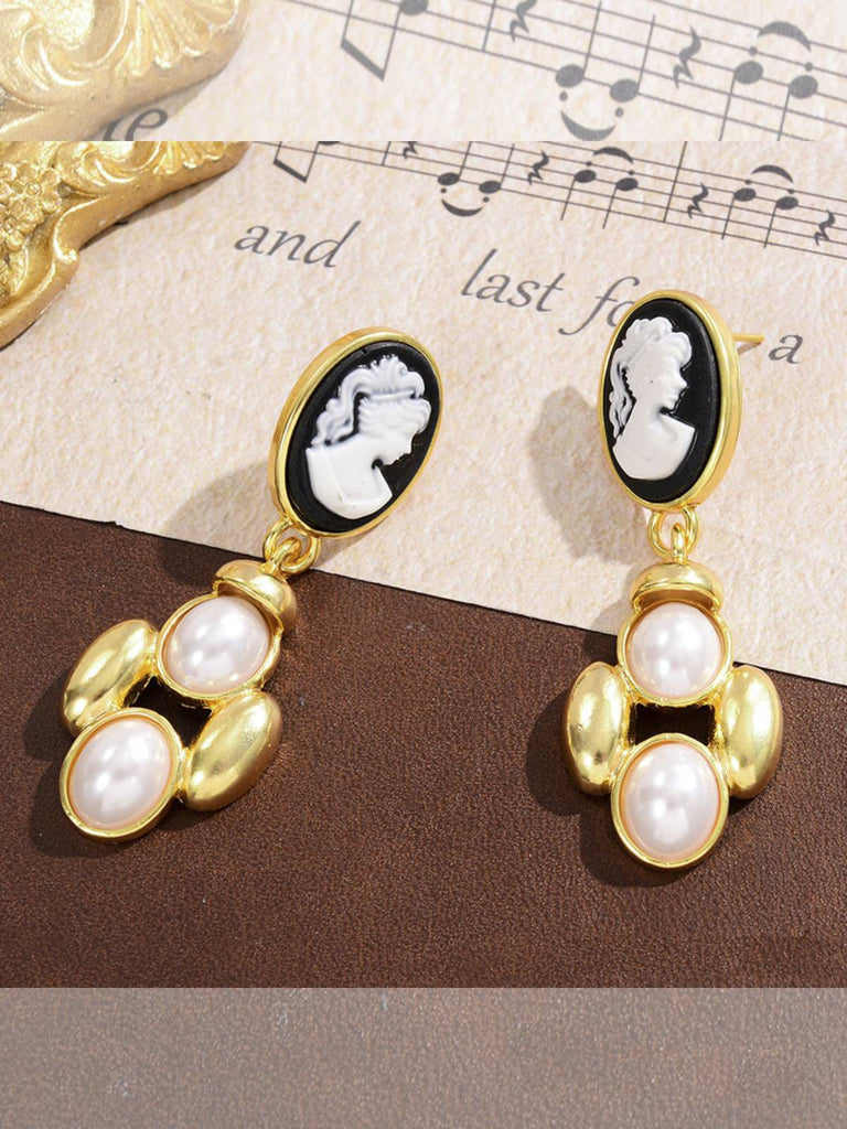 Retro Portrait Print Pearl Dangle earring