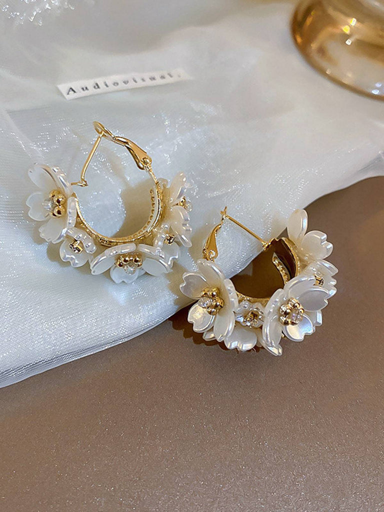 White 3D-Flower Pearl Earrings