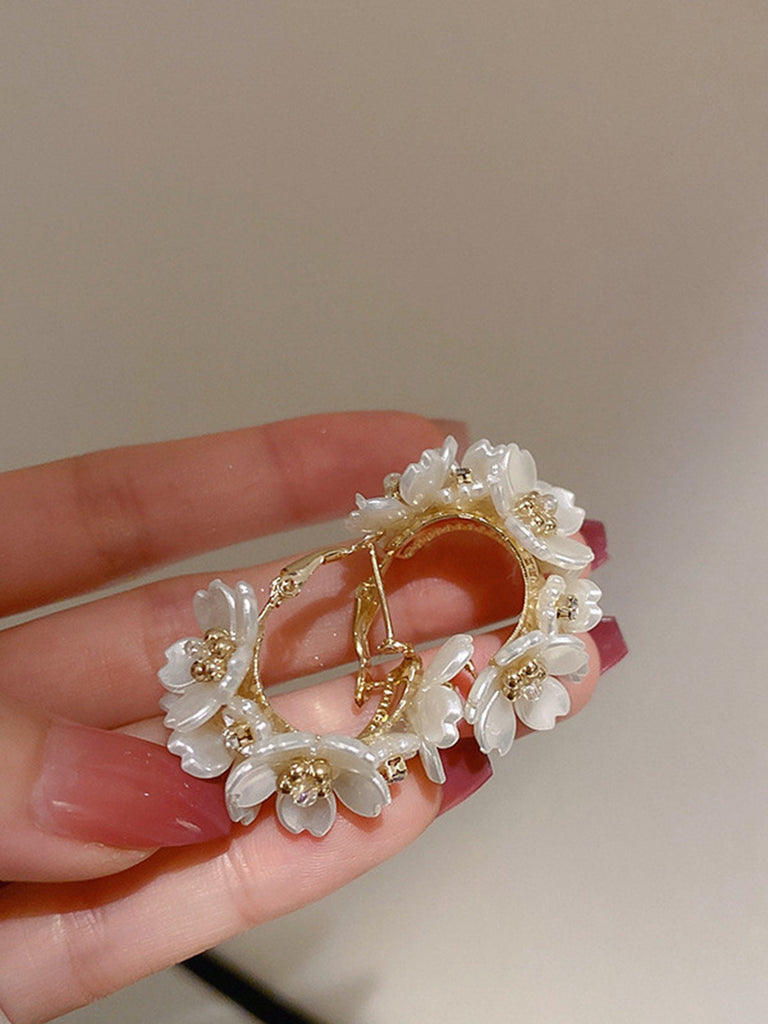 White 3D-Flower Pearl Earrings