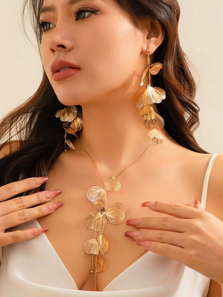 Vintage Alloy Ginkgo Leaf Earrings — 1950s elegance in the palm of her hand