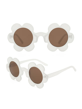 She finds her 1950s story in this Vintage Flower Border Frame Sunglasses