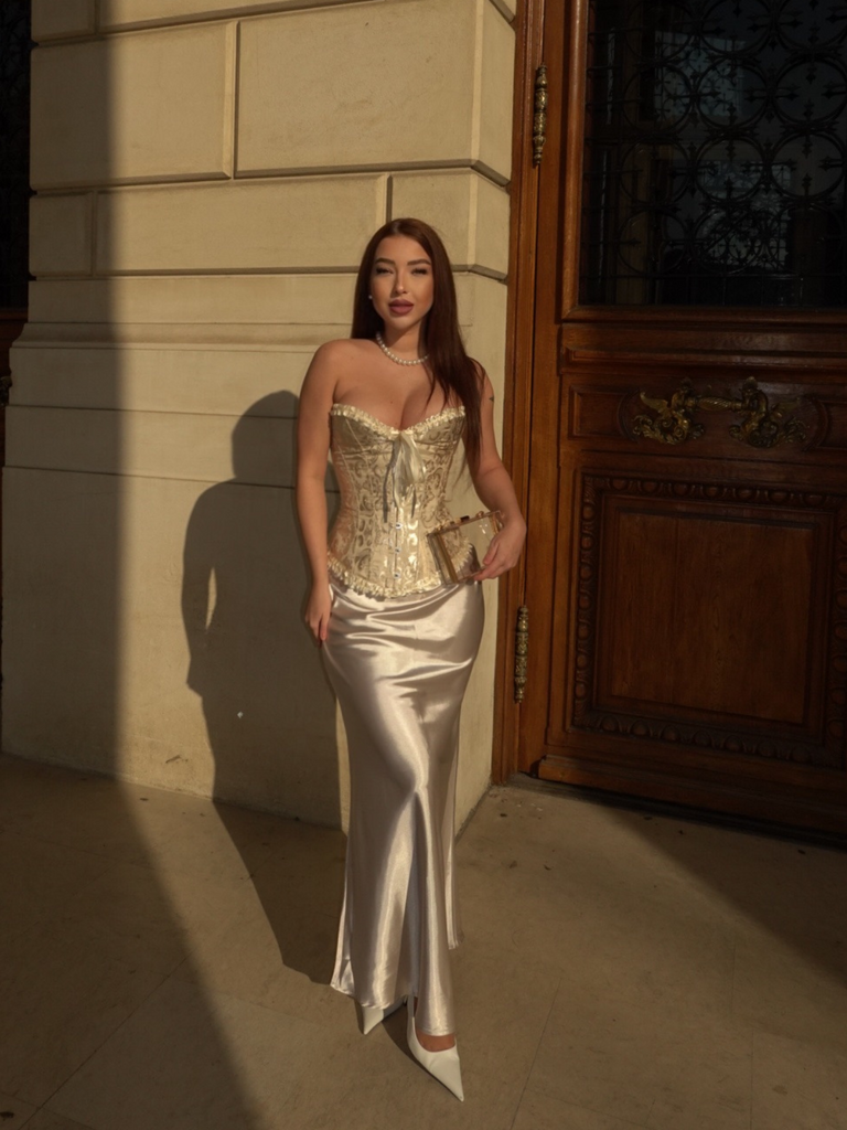 She slips into Vintage Palace Print Lace-Up Corset and channels 1950s screen sirens