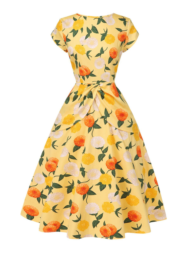 This Yellow 1950s Hydrangea Floral Ruched Dress wraps her in 1950s elegance, one twirl at a time