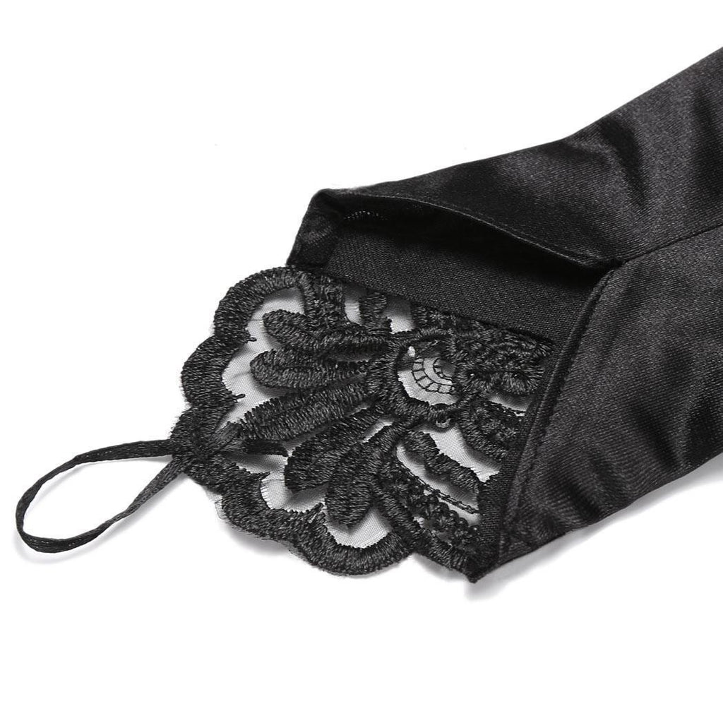 Black 1920s Fingerless Lace Gloves — the 1920s finishing touch that makes her outfit sing